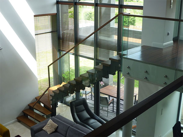 Zalety balustrad wykonanych w całości ze szkła