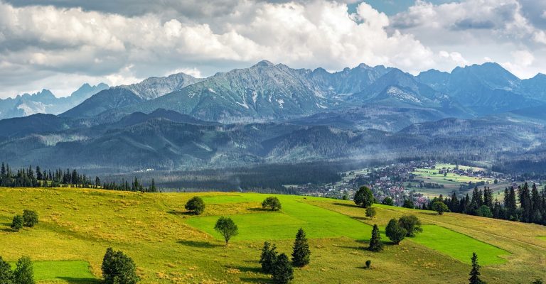 Tarasy i Balkony w Apartamentach: Relaks z Widokiem na Góry