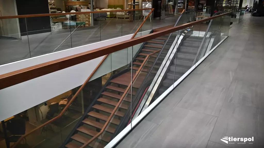 Balustrady z drewnianym pochwytem: Połączenie ciepła drewna ze sterylną technologią stali i szkła