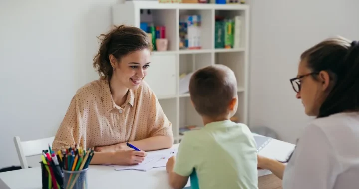 Rodzic podczas rozmowy ze specjalistką w poradni psychologiczno-pedagogicznej o opinii o potrzebie WWR