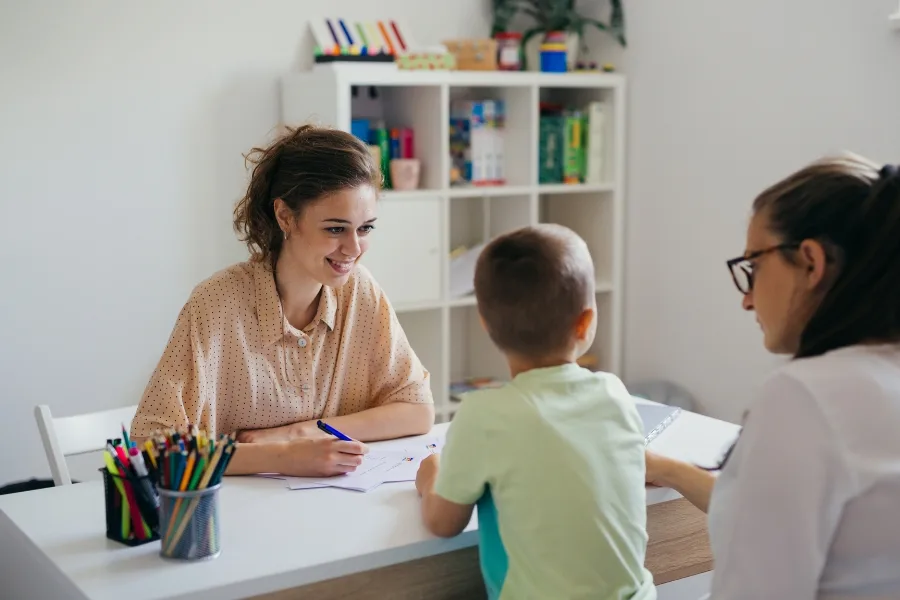 Rodzic podczas rozmowy ze specjalistką w poradni psychologiczno-pedagogicznej o opinii o potrzebie WWR
